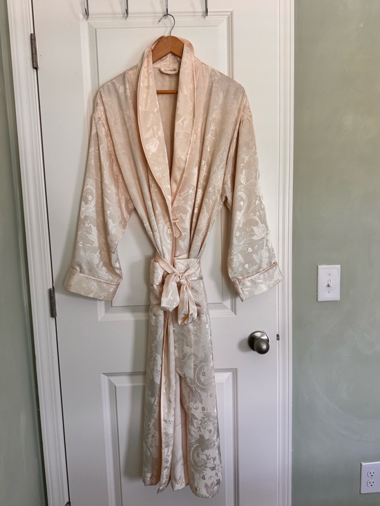 Victoria's Secret Other - Vintage Victoria’s Secret 100% Silk Floral Jacquard Robe Blush Champagne